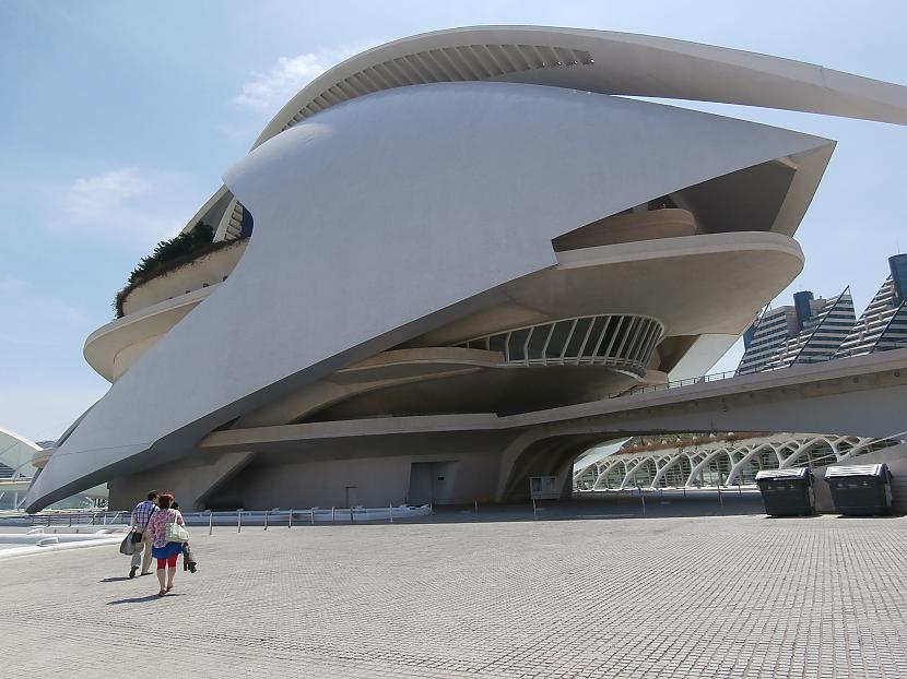 Valensijas Operas teātra ēku... Autors: turistsr@speles Pavisam maz no Valensijas, Spānijā