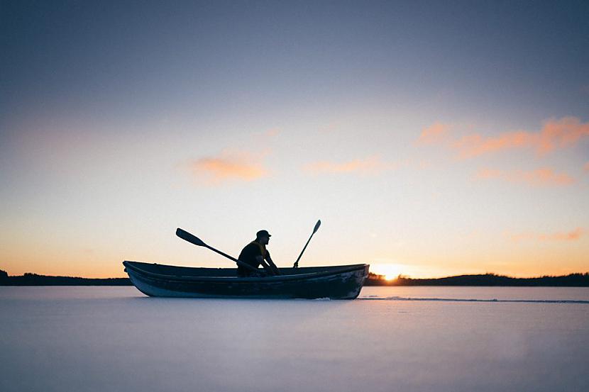  Autors: Lestets Jauns fotogrāfs rada vasarīgas ainavas Somijas stindzinošajā ziemā