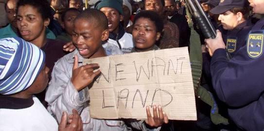 Protestētāji pieprasa zemi pa... Autors: Zigzig Zemes pārdales debate Dienvidāfrikā 🇿🇦
