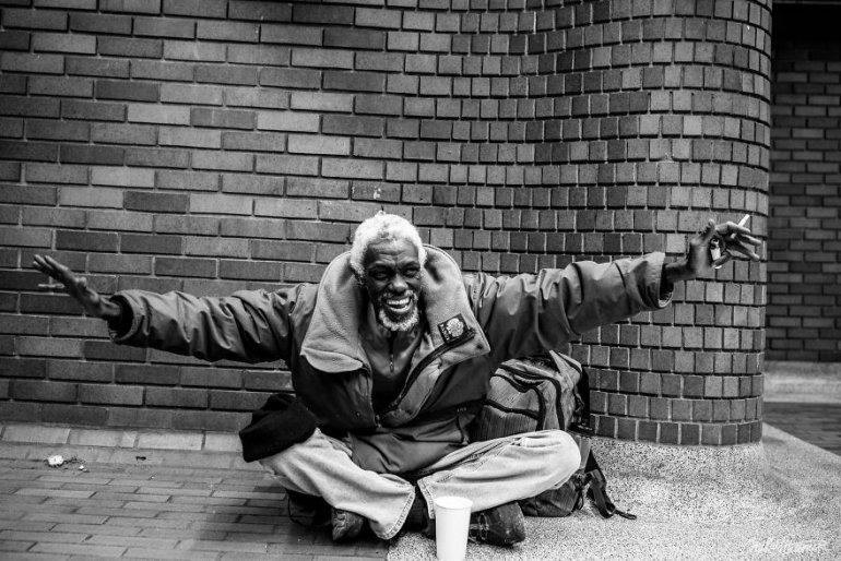 Ar savu labsirdību un humoru... Autors: 100 A 25 bezpajumtnieku fotogrāfijas, aiz kurām slēpjas aizkustinoši stāsti!