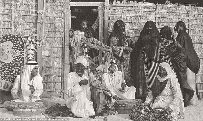 Beduīni spēlē mūziku pie savas... Autors: Lestets Apskaties, kā izskatījās Dubaija pirms naftas atklāšanas 20. gadsimtā