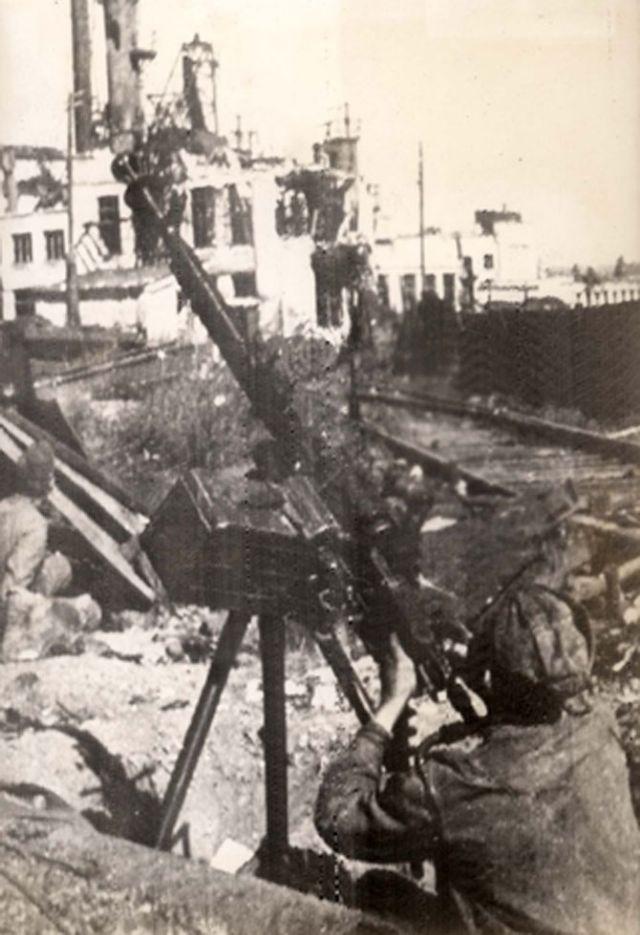 Padomju kareivis pilsētā... Autors: Lestets Kara šausmas: kauja par Staļiningradu 1942-1943. g.