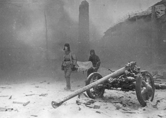 Padomju kareivji nes ievainoto... Autors: Lestets Kara šausmas: kauja par Staļiningradu 1942-1943. g.