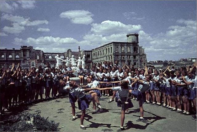 Jaunatne Padomju atlētu parādē... Autors: Lestets Kara šausmas: kauja par Staļiningradu 1942-1943. g.