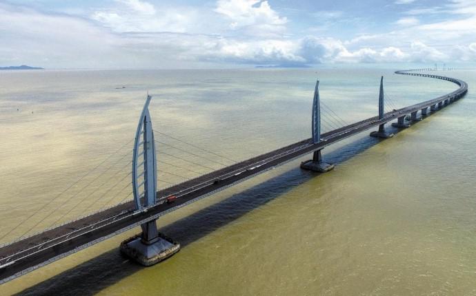Parasti Ķīna izceļas ar... Autors: matilde Pabeigta pasaulē iespaidīgākā tilta būvniecība Ķīnā. Tā garums - 55 kilometri!