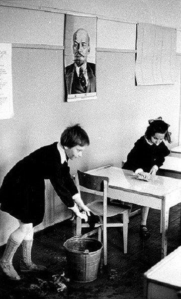 Bet dežūrēt starpbrīdī klasē ... Autors: Charged 25 lietas, kuras atcerēsies tikai tie, kas gājuši skolā Padomju Savienībā