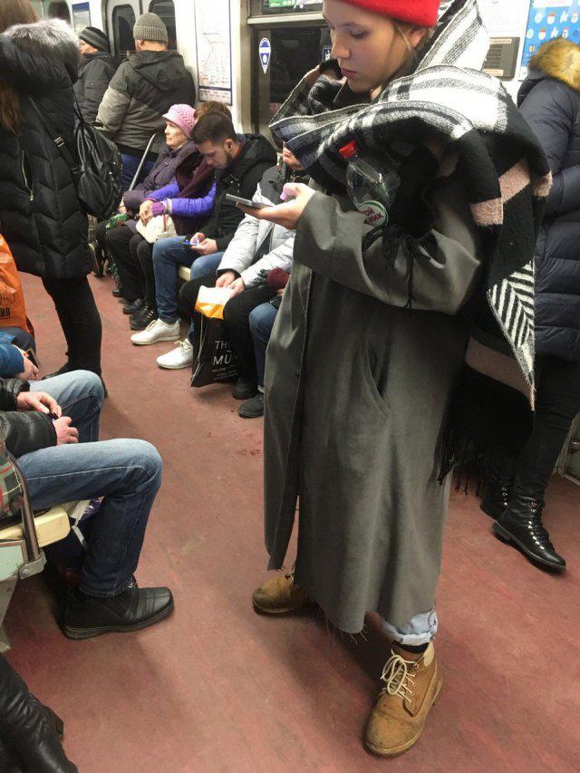 Mētelis un seģene  var gan... Autors: Latvian Revenger Krievijas metro - visstilīgākie cilvēki mīt šeit!