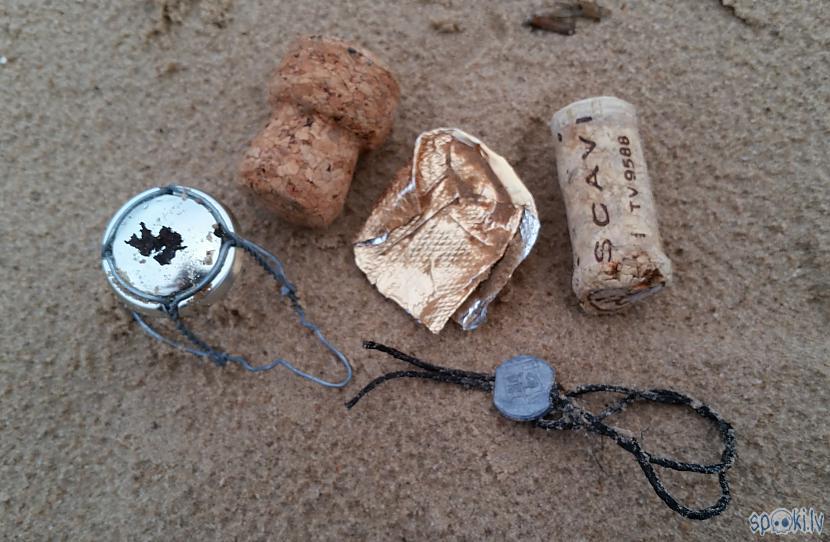 Pludmales romantika  tas ir... Autors: pyrathe Ar metāla detektoru pa pludmali 2018 (aprīlis)
