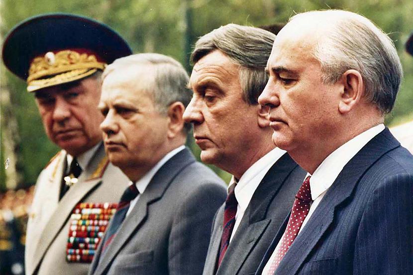 Gorbačovs ar quotdraugiemquot ... Autors: Lestets PSRS sabrukums vēl neredzētās bildēs