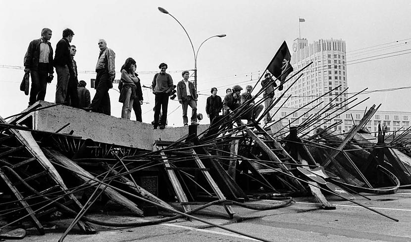 Cilvēki uz barikādēm pie... Autors: Lestets PSRS sabrukums vēl neredzētās bildēs