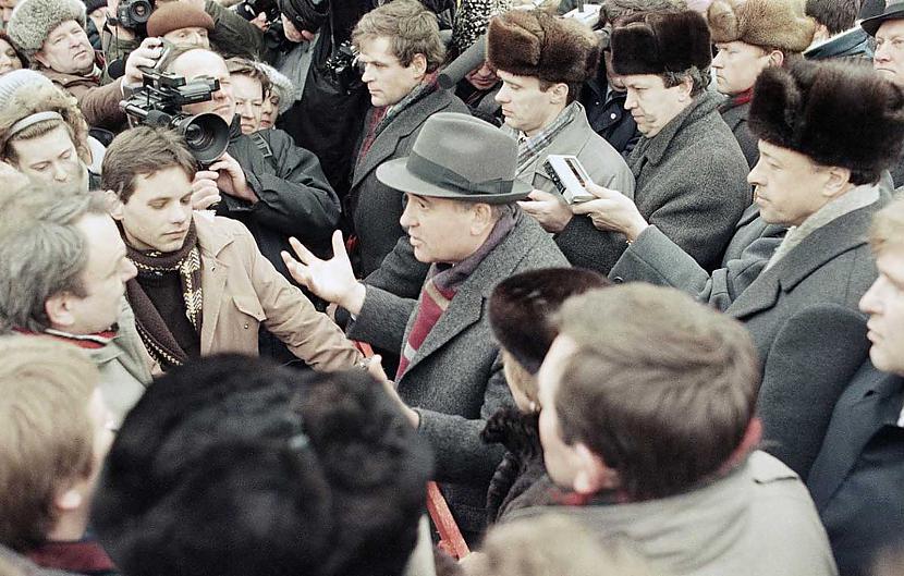 Gorbačovs pūļa ielenkumā Viļņā... Autors: Lestets PSRS sabrukums vēl neredzētās bildēs