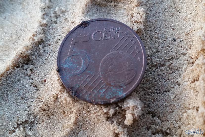 Pirmā monēta  sarūsējuscaroni... Autors: pyrathe Ar metāla detektoru pa pludmali 2018 (maijs) #2