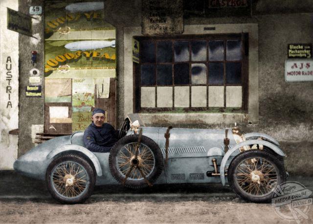Pirmais F1 mehāniķis ar viņa... Autors: Lestets Pirmo automobīļu un motociklu krāsotās fotogrāfijas no 20. gs. sākuma
