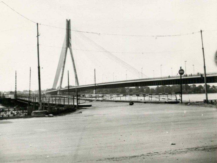 Pontonu tilts tiek slēgts Autors: ĶerCiet Bildes no Vanšu tilta celtniecības 1977/81. gadā