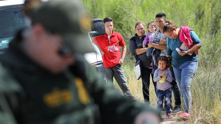 Patvēruma meklētāju ģimene... Autors: Testu vecis Trampa migrantu seperācijas politika: Teksasā bērni tiek turēti «būros»
