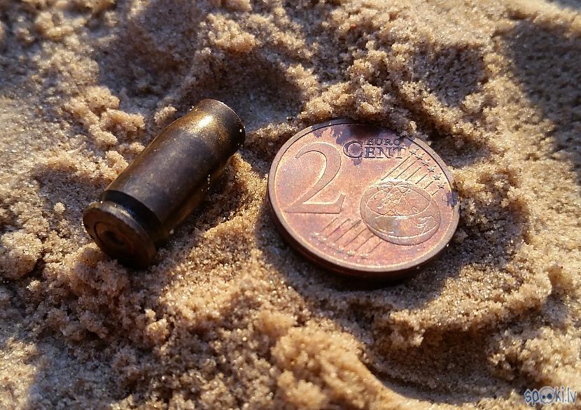Mazītiņa čaulīte monēta... Autors: pyrathe Ar metāla detektoru pa pludmali 2018 (auto nedēļa)