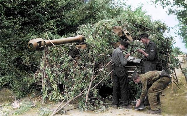 Vācu karavīri maskē Panzer VI... Autors: Lestets D-diena krāsās: Sabiedroto izcelšanās Normandijā iekrāsotās fotogrāfijās