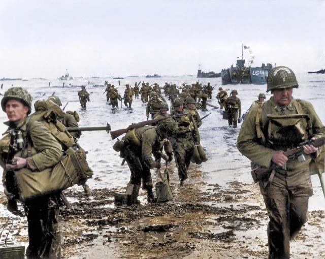 ASV karavīri kas jau ir... Autors: Lestets D-diena krāsās: Sabiedroto izcelšanās Normandijā iekrāsotās fotogrāfijās