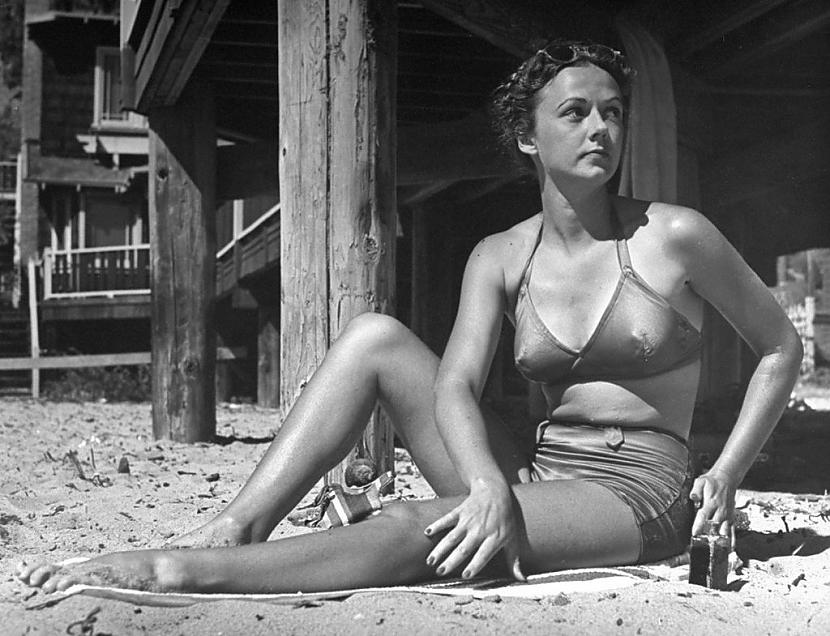  Autors: matilde Galerija: Pirms 72 gadiem pasaulē parādījās mazākais peldkostīms - bikini