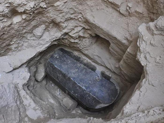 Tas nav atvērts 2000 gadu... Autors: Timofejs Ēģiptē atrod 2000 gadus vecu sarkofāgu