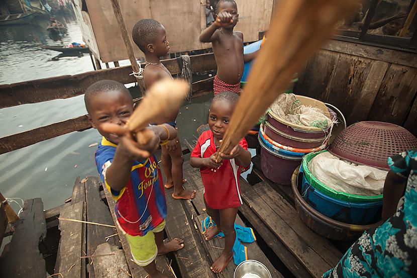 Nigērijā dzīvojoscaronai... Autors: Geimeris Bērni dažādos turības līmeņos izrāda savu mīļāko rotaļlietu...
