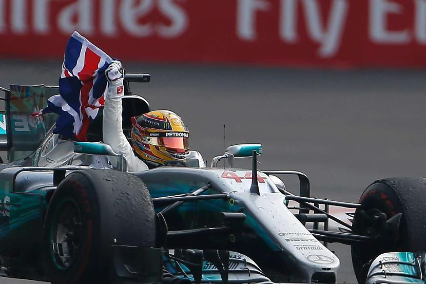 Lewis Hamilton brauc formulā... Autors: Voilis Lewis Hamilton