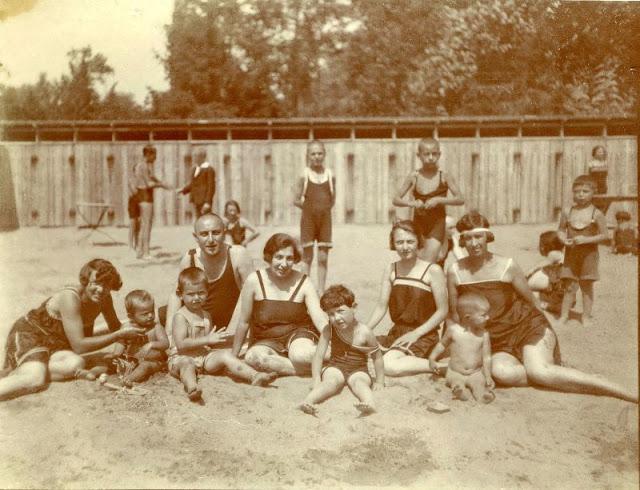  Autors: Lestets Cilvēki vilnas peldkostīmos 1920-tajos
