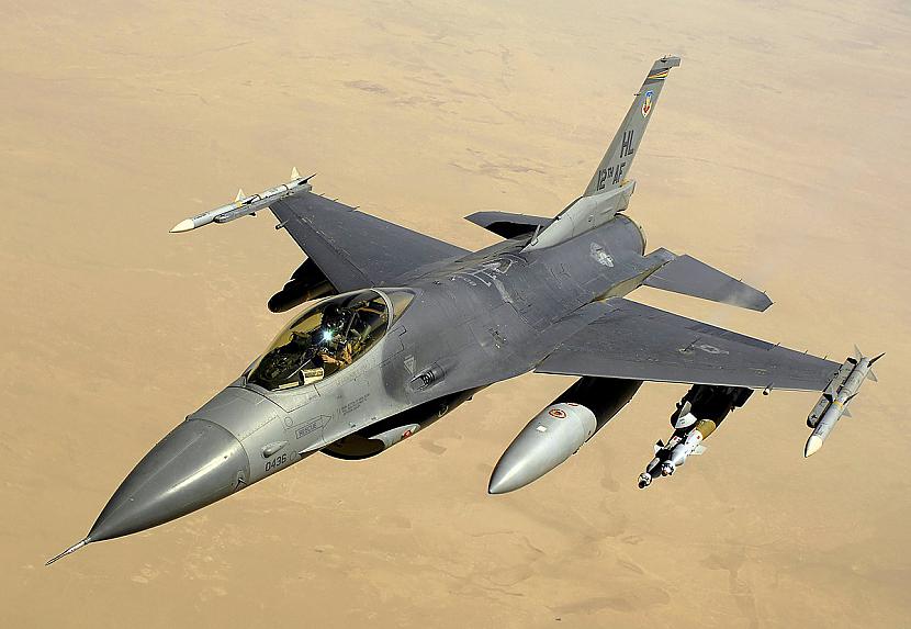 F16C Fighting Falcon  22 514  Autors: eduards1537 ASV Gaisa spēki ir atteikušies no šīs lidmašīnas, kāpēc?