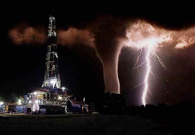 Tornado nesagrāva naftas... Autors: Lestets 15 dīvainākās viltus ziņas internetā, kurām tu droši vien noticēji