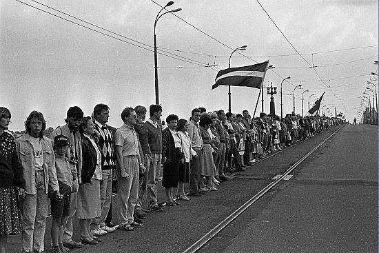  Autors: 100 A 25 fotogrāfijās par vēsturisko Baltijas ceļu. Šī diena paliks atmiņā!