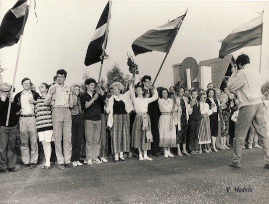  Autors: 100 A 25 fotogrāfijās par vēsturisko Baltijas ceļu. Šī diena paliks atmiņā!