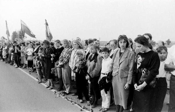  Autors: 100 A 25 fotogrāfijās par vēsturisko Baltijas ceļu. Šī diena paliks atmiņā!