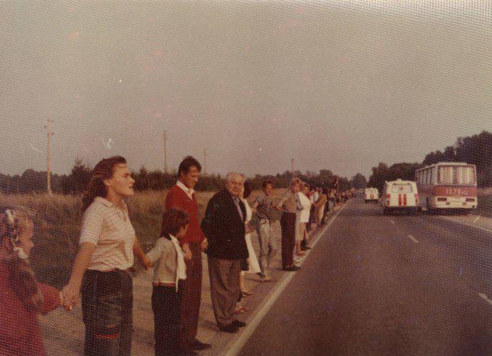  Autors: 100 A 25 fotogrāfijās par vēsturisko Baltijas ceļu. Šī diena paliks atmiņā!