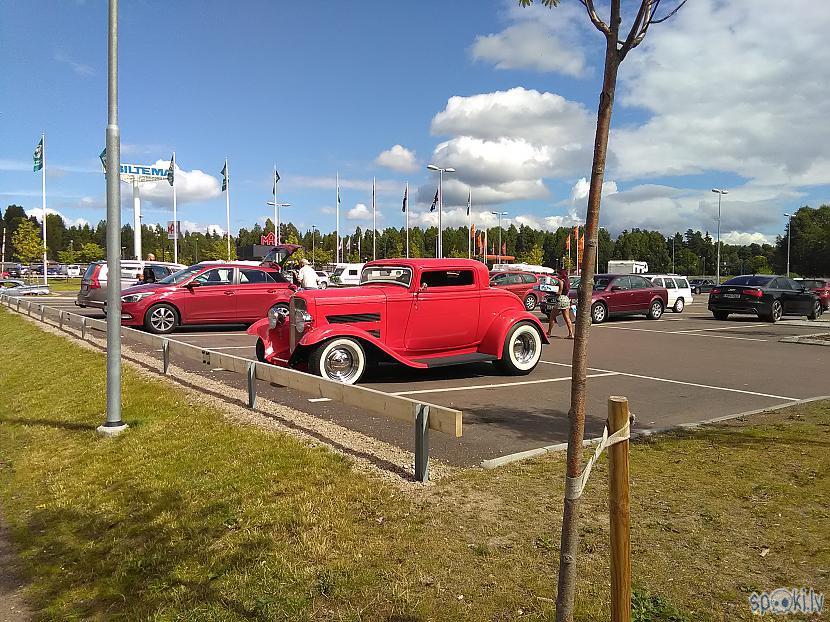 Pirmās pazīmes  pilsētā... Autors: ChupaCabrass Mora. Zviedrija. Veco motoru festiņš.