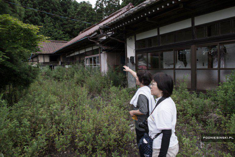 Attēlā redzamās sievietes... Autors: ĶerCiet Daba pamazām pieveic Fukušimas avārijas teritoriju. Līdz šim neredzēti fotokadri