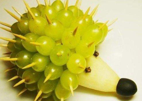 Ezis no vīnogāmNomizo bumbiera... Autors: Moltres 15 forši zvēri no augļiem un dārzeņiem