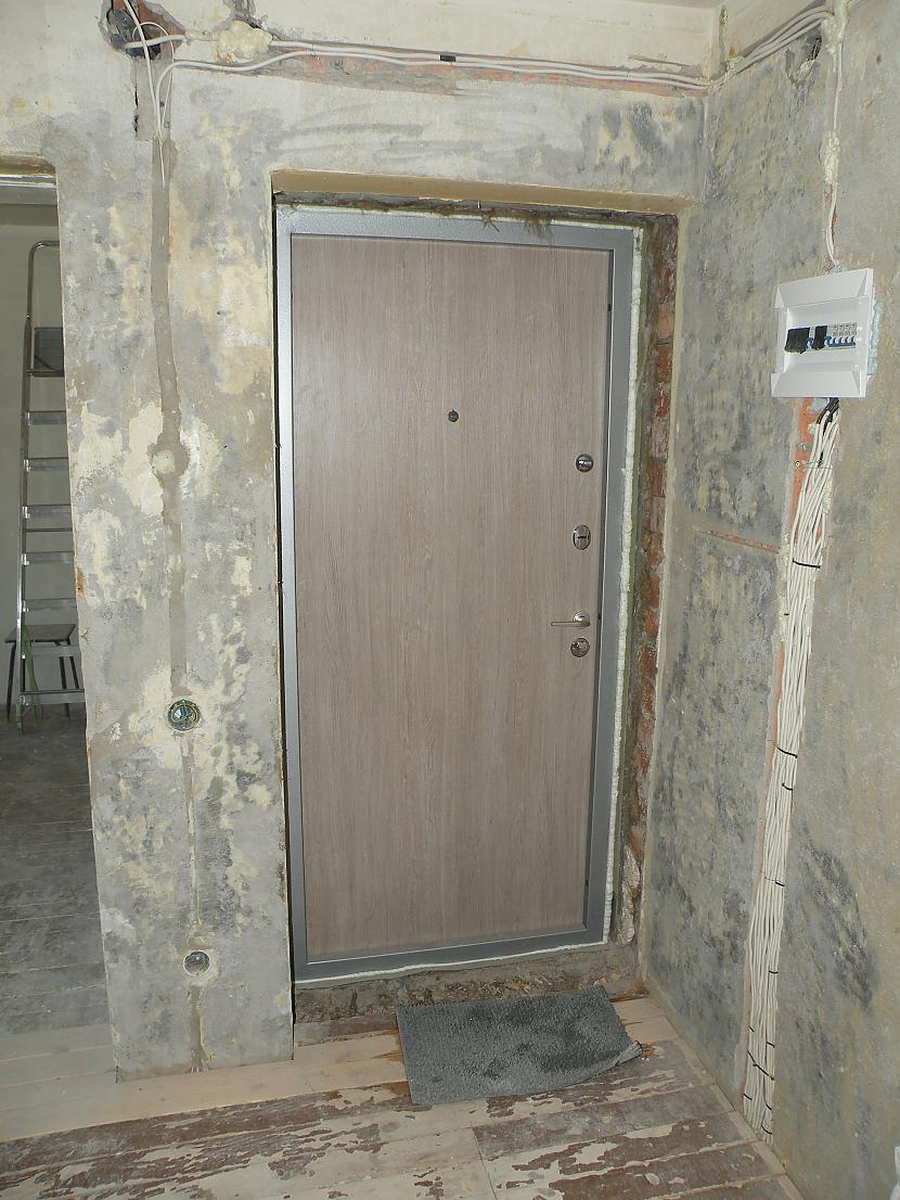 Liekam jaunas durvis utt... Autors: Krish11 Sveiks lai dzīvo, remontējam dzīvokli!