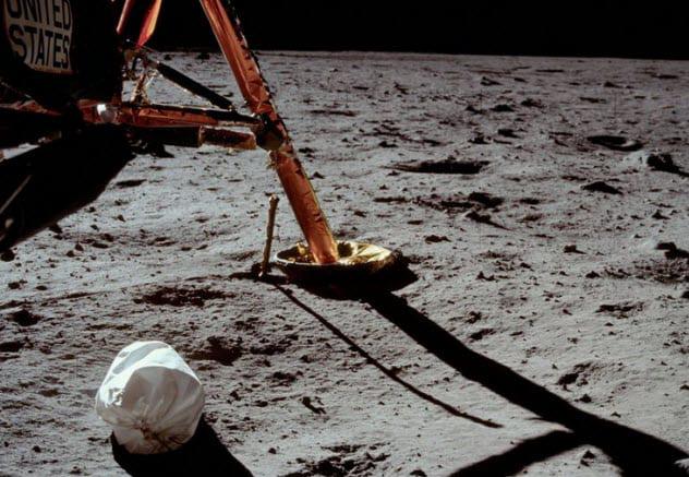 Nīls Ārmstrongsnbspuz Mēness... Autors: Testu vecis Traki un mazāk dzirdēti fakti par pirmo nolaišanos uz Mēness