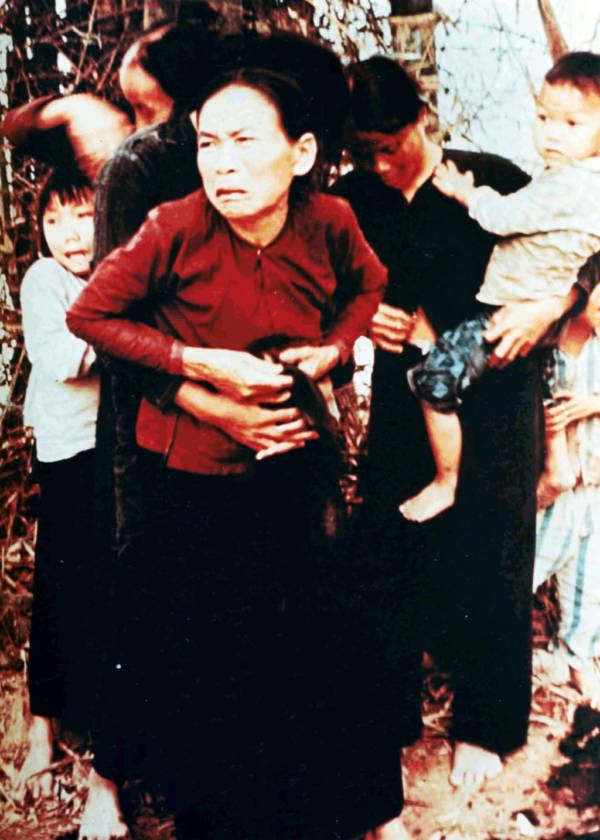Bezpalīdzīgie vjetnamiescaroni... Autors: Testu vecis Milajas slaktiņš - kara noziegums, ko amerikāņiem NEKAD nepiedos