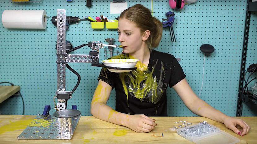  Autors: dueto Bezjēdzīgi izgudrojumi - robots, kurš pasniedz zupu