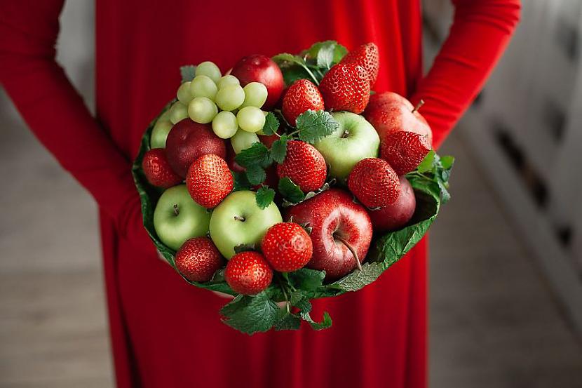 Zemeņu vīnogu un ābolu buķete Autors: Latvian Revenger Perfekta buķete, ja jādāvina veselīgai meitenei