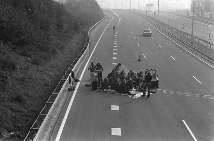 Pikniks šosejas vidū 1973gada... Autors: zzcepums 12 attēli, kas pierāda, ka pasaule ir traka jau diezgan sen