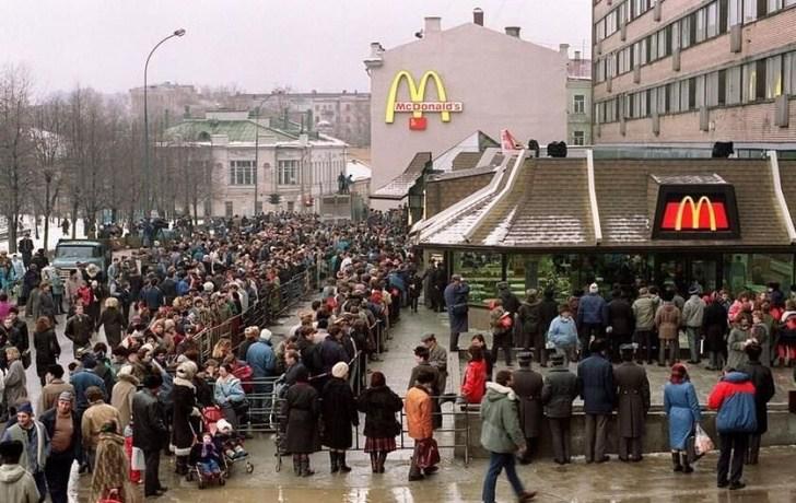 Rinda uz pirmo McDonalds... Autors: zzcepums Vēsturiskas fotogrāfijas, kas parāda vēsturi no cita skatu punkta