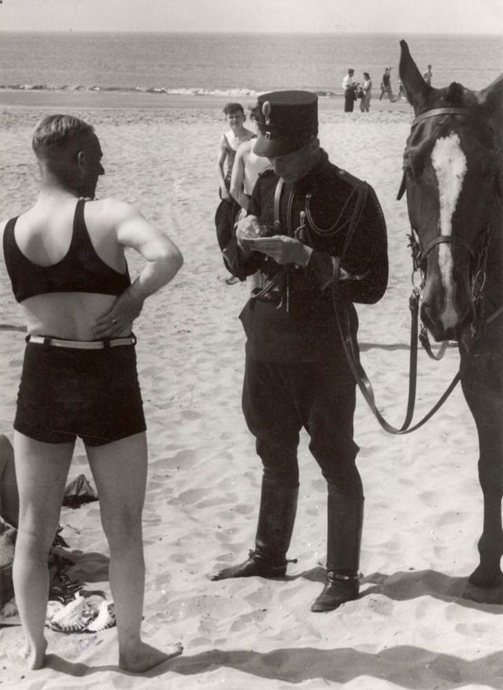 Vīrieti Hīmskērkas pludmalē... Autors: zzcepums Vēsturiskas fotogrāfijas, kas parāda vēsturi no cita skatu punkta