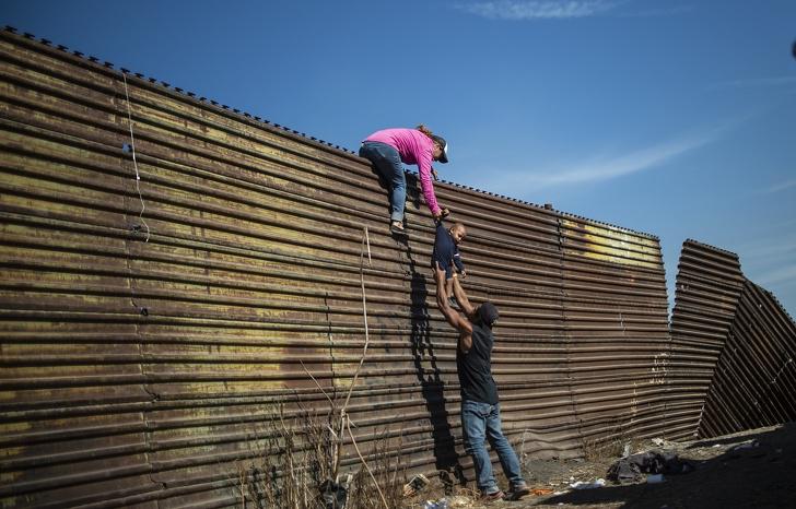 Migranti tiek pār Meksikas un... Autors: Latvian Revenger Žurnāls TIME izvēlējies labākos 2018. gada foto, un tie liek aizdomāties