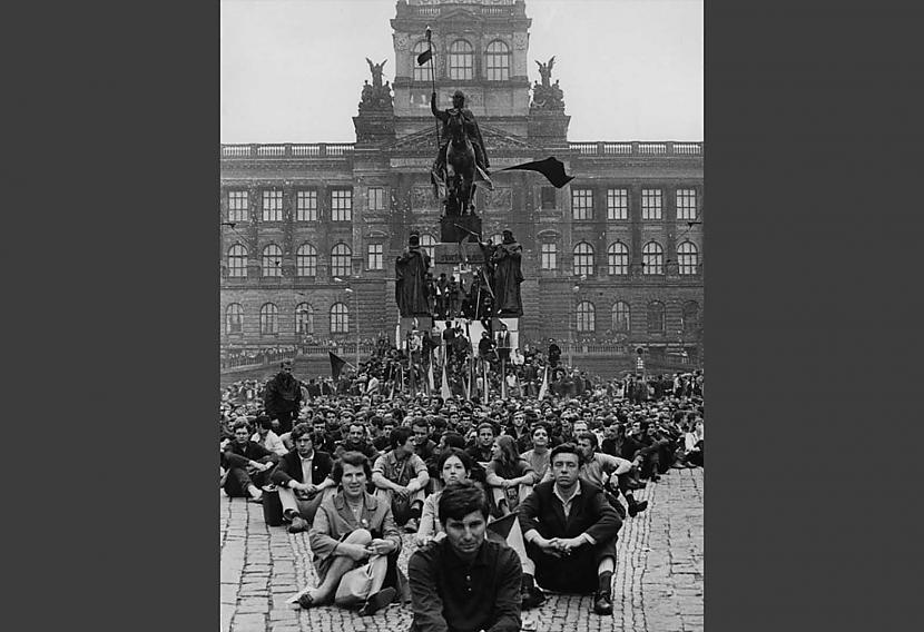 Sēdoscaronā demonstrācija 24... Autors: Lestets Kā PSRS ieradās, lai sagrautu 1968. g. Prāgas pavasari