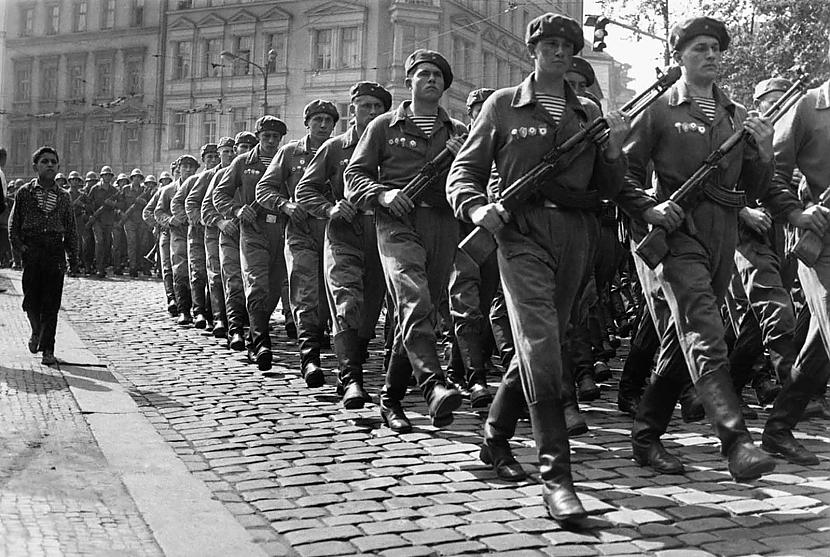 PSRS karavīri soļo Prāgā 1968... Autors: Lestets Kā PSRS ieradās, lai sagrautu 1968. g. Prāgas pavasari