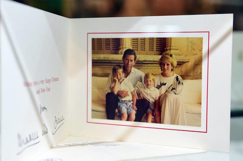 1987 gadā no prinča Čārlza un... Autors: matilde Labākie karaliskās ģimenes Ziemassvētku apsveikumi no 1942. - 2018. gadam