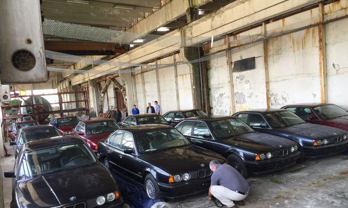 FOTO     FacebookAttēlosnbspno... Autors: matilde Noliktavā atrod 11 pilnīgi jaunas 1994.gada BMW automašīnas
