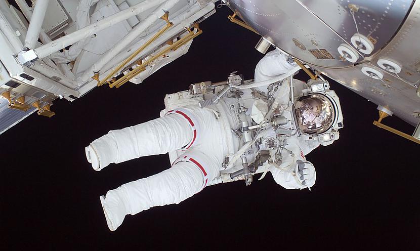  Autors: Raivozs Astronauts no kosmosa nejauši piezvana policijai